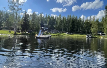 Hokkalan ranta - Rannasta löytyy sauna, terassi, palju, katettu grilli- ja ruokailupaikka sekä laituri.