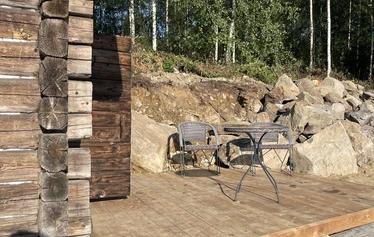 Hokkalan ranta - Rannasta löytyy sauna, terassi, palju, katettu grilli- ja ruokailupaikka sekä laituri.