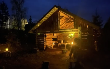 Kuva otettu syyskuussa 2025 meidän pihasta. Tällöin leimusi aivan mielettömän upeat revontulet. Olo oli kuin sadussa olisi kävellyt. Hetki, joka ei unohdu.