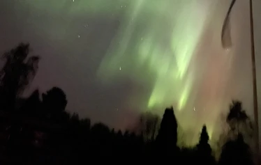 Kuva otettu syyskuussa 2025 meidän pihasta. Tällöin leimusi aivan mielettömän upeat revontulet. Olo oli kuin sadussa olisi kävellyt. Hetki, joka ei unohdu.