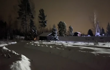 Kuva otettu syyskuussa 2025 meidän pihasta. Tällöin leimusi aivan mielettömän upeat revontulet. Olo oli kuin sadussa olisi kävellyt. Hetki, joka ei unohdu.
