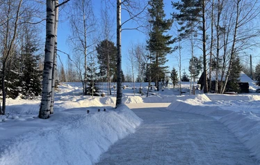 Kuva otettu syyskuussa 2025 meidän pihasta. Tällöin leimusi aivan mielettömän upeat revontulet. Olo oli kuin sadussa olisi kävellyt. Hetki, joka ei unohdu.