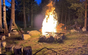 Kuva helmikuulta 2026 
Pitkän pakkaskauden jälkeen on mukava liihotella luistimilla luonnon jäällä. 
Nuotiopaikka näkyy taustalla sekä vanha heinälato, jota kutsumme Rennokkeeksi. 