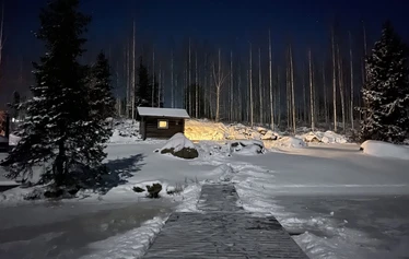 Kuva helmikuulta 2026 
Pitkän pakkaskauden jälkeen on mukava liihotella luistimilla luonnon jäällä. 
Nuotiopaikka näkyy taustalla sekä vanha heinälato, jota kutsumme Rennokkeeksi. 