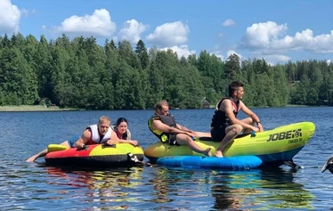 Vetopatja - Vetopatjoja meiltä löytyy erilaisia. Palvelu on toteutettu nimenomaan turvallisuus edellä - veneemme on riittävän suuri ja voimakas näiden isojen patjojen vetoa ajatellen sekä meillä on kymmenen vuoden kokemus erilaisista ryhmätapahtumista. 