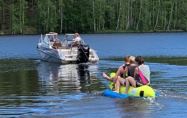 Vetopatja - Vetopatjoja meiltä löytyy erilaisia. Palvelu on toteutettu nimenomaan turvallisuus edellä - veneemme on riittävän suuri ja voimakas näiden isojen patjojen vetoa ajatellen sekä meillä on kymmenen vuoden kokemus erilaisista ryhmätapahtumista. 