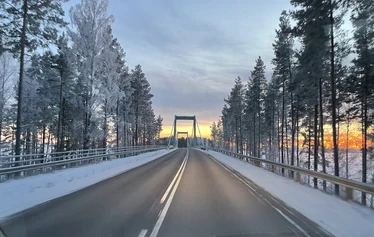 Muikkuniementie 54, Kalkkinen - Etelän suunnasta autolla tullessa joutuu tulemaan siltojen yli:
-Karisalmen silta sekä muut Pulkkilanharjun sillat
-Kalkkisten silta
-Tähtiniemen silta

