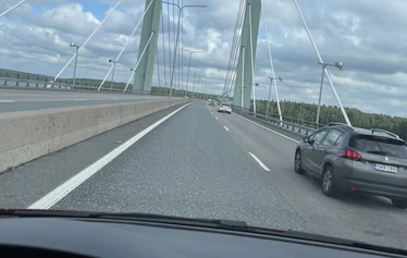 Muikkuniementie 54, Kalkkinen - Etelän suunnasta autolla tullessa joutuu tulemaan siltojen yli:
-Karisalmen silta sekä muut Pulkkilanharjun sillat
-Kalkkisten silta
-Tähtiniemen silta

