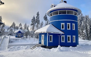 Villa Muun miljöö, silta vie lammen yli grillille