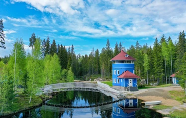 Villa Muun miljöö, silta vie lammen yli grillille