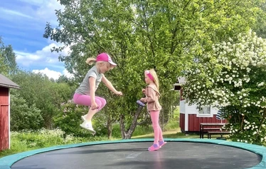 barn på trampoline