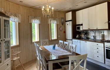 Villa Muun miljöö, silta vie lammen yli grillille