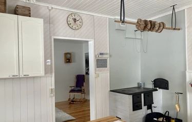 barn på trampoline