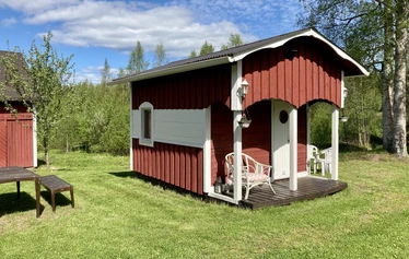 barn på trampoline