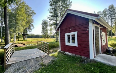 barn på trampoline