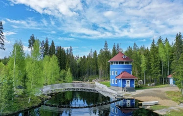 Villa Muun miljöö, silta vie lammen yli grillille