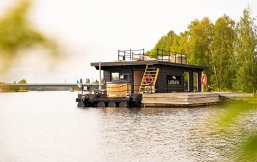 Saunalauttaristeily - Risteilyn hintaan kuuluu lämmitetty puusauna, Oulujokiristeily uimataukoineen ja saunalautan käyttö. Saunalautalla sisäoleskelutila jokinäkymin, wc, puusauna ja kaasugrilli.