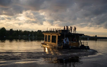 Saunalauttaristeily - Risteilyn hintaan kuuluu lämmitetty puusauna, Oulujokiristeily uimataukoineen ja saunalautan käyttö. Saunalautalla sisäoleskelutila jokinäkymin, wc, puusauna ja kaasugrilli.