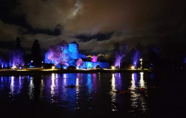 Jääkellunta toteutetaan maalishuhtikuussa 2025 Spahotel Casinon rannassa - Jääkellunta Savonlinnassa on hieno talvielämys pienryhmille. Jääkellunta toteutetaan maalishuhtikuussa 2025 Spahotel Casinon rannassa koska Linnanvirta on suljettu maansiirtotöiden takia