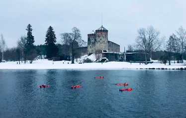 Jääkellunta toteutetaan maalishuhtikuussa 2025 Spahotel Casinon rannassa - Jääkellunta Savonlinnassa on hieno talvielämys pienryhmille. Jääkellunta toteutetaan maalishuhtikuussa 2025 Spahotel Casinon rannassa koska Linnanvirta on suljettu maansiirtotöiden takia