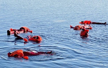 Das Schwimmen im Trockenanzug ist ein arktisches Wintererlebnis.