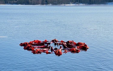 Das Schwimmen im Trockenanzug ist ein arktisches Wintererlebnis.