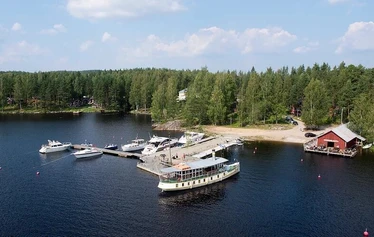 Phoque de Saimaa - Rejoignez le joyeux capitaine finlandais Arto pour une safari aux phoques à bord de son unique Ecoboat électrique. Découvrez la beauté du lac Saimaa et repérez le rare phoque annelé du Saimaa à Puumala, sans vous soucier du froid ou de la pluie éventuels. Vous pouvez réserver des places individuelles pour ces départs. L'Ecoboat est résistant aux intempéries et confortable pour les personnes de tous âges. Vous vivrez une expérience naturelle formidable et relaxante, et avec un peu de chance, vous verrez un rare phoque du Saimaa.