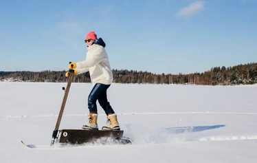 Amusez-vous bien en conduisant des eScooters à Puumala. Une expérience hivernale pour les familles et les petits groupes.