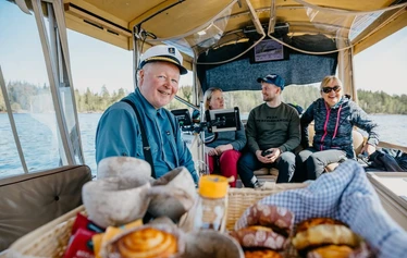 Saimaannorppa kivellä moikkaa meitä - Alkukesän avoimet takuulähdöt Puumalan Niinisaaresta mukavalla Ekopaatilla. Norpparetki Ekopaatilla Nestori Miikkulaisen kotivesillä Puumalassa on hieno luonto-elämys. Norpan näkeminen on alkukesästä hyvin todennäköistä kun norpat löhöilevät rantakivillä karvanvaihdossa. Näille retkille voit varata yksittäisiä paikkoja