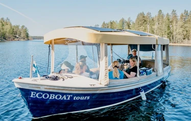 Saimaa Ringel-Robbe - Begleiten Sie den fröhlichen finnischen Kapitän Arto auf einer Robben-Safari mit seinem einzigartigen elektrischen Ecoboat. Erleben Sie die Schönheit des Saimaasees und beobachten Sie in Puumala die seltenen Saimaa-Ringelrobben, ohne sich Gedanken über eventuell kaltes oder regnerisches Wetter machen zu müssen. Mai und Anfang Juni sind die beste Zeit, um Robben zu beobachten. Für diese Touren können Sie Einzelplätze buchen. Das Ecoboat ist wetterfest und bietet Komfort für Menschen jeden Alters. Sie werden ein großartiges und entspannendes Naturerlebnis haben und mit etwas Glück eine seltene Saimaa-Ringelrobbe sehen.
