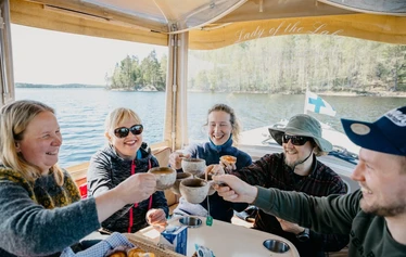 Saimaa-Robbentour in Puumala ist ein großartiges Erlebnis - Private Saimaa-Robbentour in Puumala ist ein großartiges Erlebnis. Eine Ringelrobbe zu erspähen ist am wahrscheinlichsten nach der Eisschmelze bis in die ersten Junitage, wenn sie sich auf den Uferfelsen aalt und ihr Fell trocknet. An Bord nur die Gruppe des Auftraggebers, sonst niemand