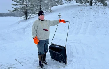 Guide opens the trail by "Snow-dog" for eLyly snow scooters