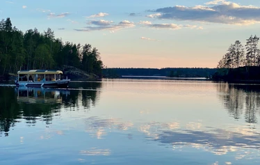 Saimaa-Robbentour in Puumala ist ein großartiges Erlebnis - Saimaa-Robbentour in Puumala ist ein großartiges Erlebnis. Während der Tour lernen wir die Lebensweisen der Saimaa-Ringelrobbe kennen und mit etwas Glück sehen wir vielleicht, wie sich die vom Aussterben bedrohte Saimaa-Ringelrobbe im Schatten der Inseln auf den Uferfelsen räkelt.