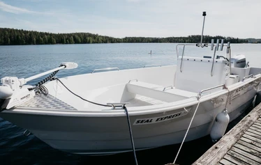 Hauki ja tyytyväinen asiakas - Kalastusretki Puumalassa on hieno luontoelämys. Hyvällä tuurilla nappaat retkellä elämäsi kalan, kuten nuori asiakas tässä