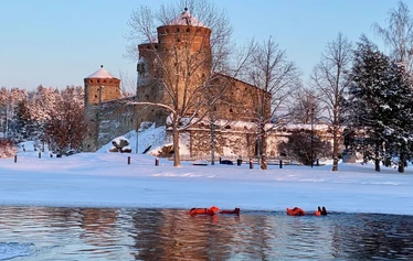 Jääkellunta toteutetaan maalishuhtikuussa 2025 Spahotel Casinon rannassa - Jääkellunta Savonlinnassa on hieno talvielämys pienryhmille. Jääkellunta toteutetaan maalishuhtikuussa 2025 Spahotel Casinon rannassa koska Linnanvirta on suljettu maansiirtotöiden takia