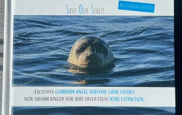 Saimaannorppa ja suojelusenkelit kirja - Saimaannorppa ja suojelusenkelit kirja kertoo Saimaannorpan suojelijoista ja saimaannorpasta. Kirja julkaistiin 16.8.2025