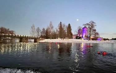Jääkellunta toteutetaan maalishuhtikuussa 2025 Spahotel Casinon rannassa - Jääkellunta Savonlinnassa on hieno talvielämys pienryhmille. Jääkellunta toteutetaan maalishuhtikuussa 2025 Spahotel Casinon rannassa koska Linnanvirta on suljettu maansiirtotöiden takia