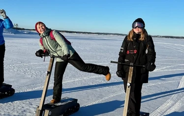 eLyly safari kolaa saimaanorpalle pesä - Opas kuljettaa kaluston ja ajaa uran kevytmoottorikelkalla eli  "snowdogilla". Osallistujat ajavat kukin omalla eLyly lumiskuutilla perässä.
