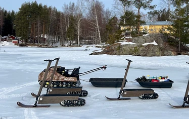 Talviretki eLyly sähkölumiskoottereilla Puumalan Sahanlahdessa - Talviretki eLyly sähkölumiskoottereilla Puumalan Sahanlahdessa, lumisurffausta Saimaan jäällä