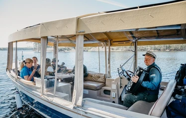 Hieno kesäelämys Saimaalla - Tarinaristeilyllä kuulet Saimaan tarinoita ja nautit kahvit mukavassa Ekopaatissa samalla kun kippari soittaa haitarilla