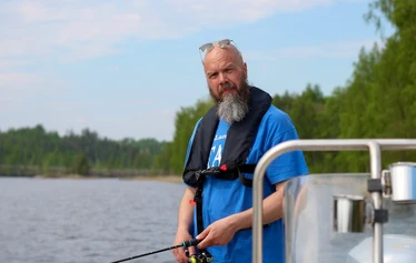 Hauki ja tyytyväinen asiakas - Kalastusretki Puumalassa on hieno luontoelämys. Hyvällä tuurilla nappaat retkellä elämäsi kalan, kuten nuori asiakas tässä