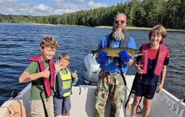 Kalastusretki Puumalassa ja onnellinen saamamies - Kalastusretki Puumalassa ja onnellinen saamamies