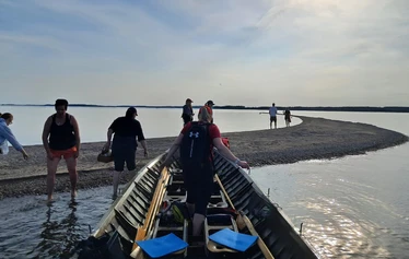 Mantsin matalikko Puruvedellä Pohjois-Karjalassa - Mantsin matalikko on keskellä kirkasvetistä Puruvettä ja lähimpään rantaan on 2 km. Matalikon vieressä on 45-60 metrin syvänne. Kesälahti, Kitee. Kuva 2025.