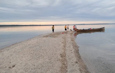 Mantsin matalikko Puruvedellä Pohjois-Karjalassa - Mantsin matalikko on keskellä kirkasvetistä Puruvettä ja lähimpään rantaan on 2 km. Matalikon vieressä on 45-60 metrin syvänne. Kesälahti, Kitee. Kuva 2025.