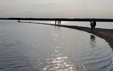 Mantsin matalikko Puruvedellä Pohjois-Karjalassa - Mantsin matalikko on keskellä kirkasvetistä Puruvettä ja lähimpään rantaan on 2 km. Matalikon vieressä on 45-60 metrin syvänne. Kesälahti, Kitee. Kuva 2025.