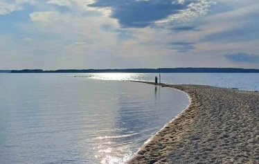 Mantsin matalikko Puruvedellä Pohjois-Karjalassa - Mantsin matalikko on keskellä kirkasvetistä Puruvettä ja lähimpään rantaan on 2 km. Matalikon vieressä on 45-60 metrin syvänne. Kesälahti, Kitee. Kuva 2025.