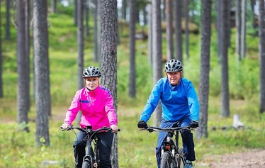 Kirkkoveneretki - Kirkkoveneen pitkät airot. Lämmin ja tyyni kesäpäivä.