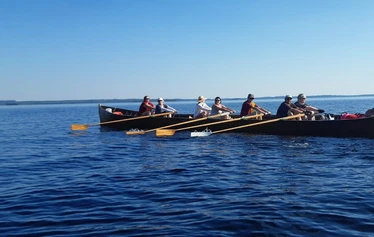Kirkkoveneretki - Kirkkoveneen pitkät airot. Lämmin ja tyyni kesäpäivä.