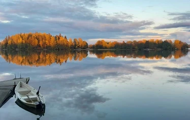 Lammaskallion rantasauna - Näkymä järven suunnalta talvella. Saunalla talvella avanto! 