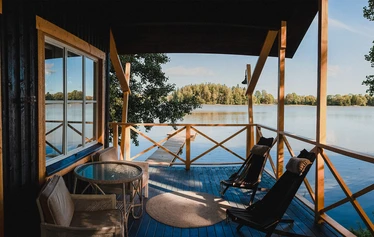 Lammaskallion rantasauna - Näkymä järven suunnalta talvella. Saunalla talvella avanto! 